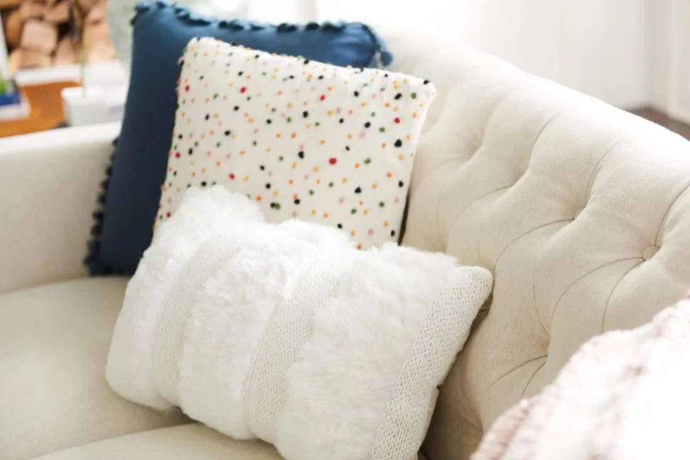 Comment accessoiriser votre canapé sectionnel avec des coussins (7 règles à suivre)