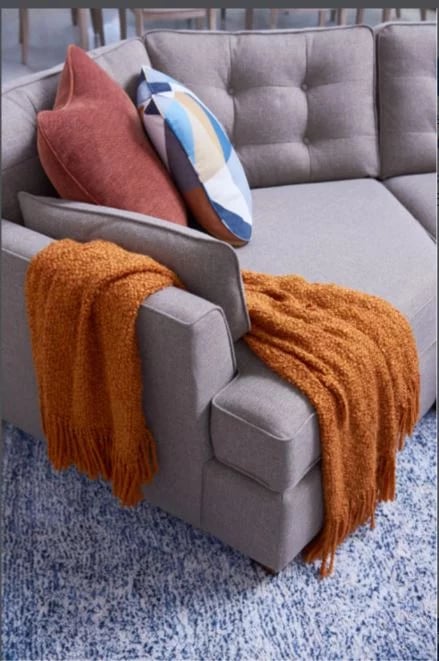 Comment accessoiriser votre canapé sectionnel avec des coussins (7 règles à suivre)