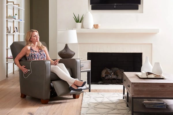 femme assise dans un fauteuil inclinable de Midtown