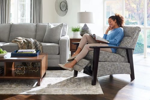 Femme allongée dans un fauteuil de relaxation Nouveau